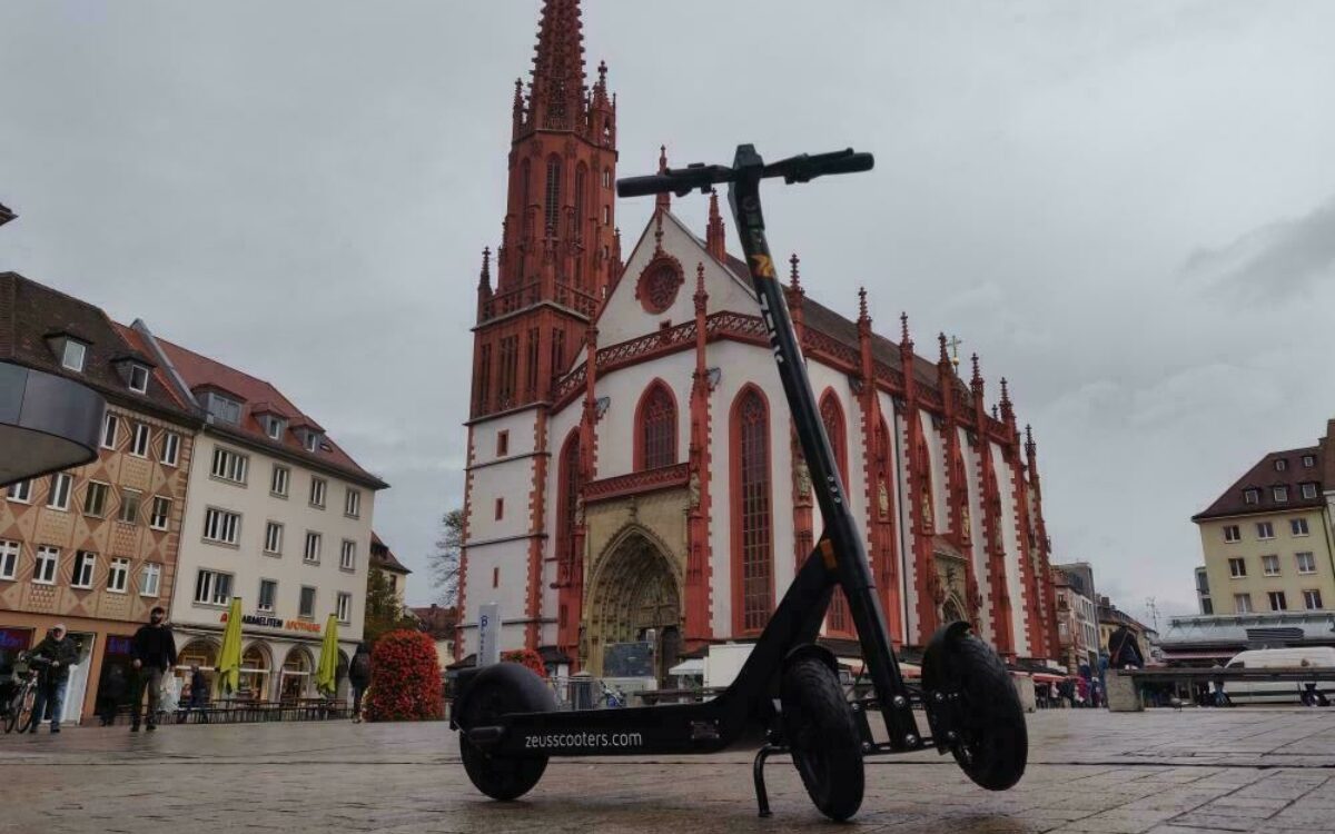 Escooter auf dem marktplatz in wuerzburg Escooter auf dem marktplatz in wuerzburg
